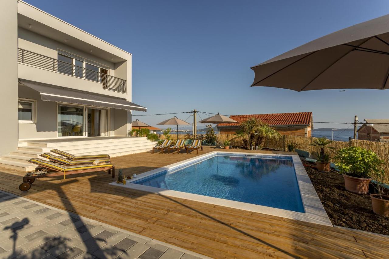 Family Friendly Apartments With A Swimming Pool Kastel Kambelovac, Kastela - 18117 Exteriör bild